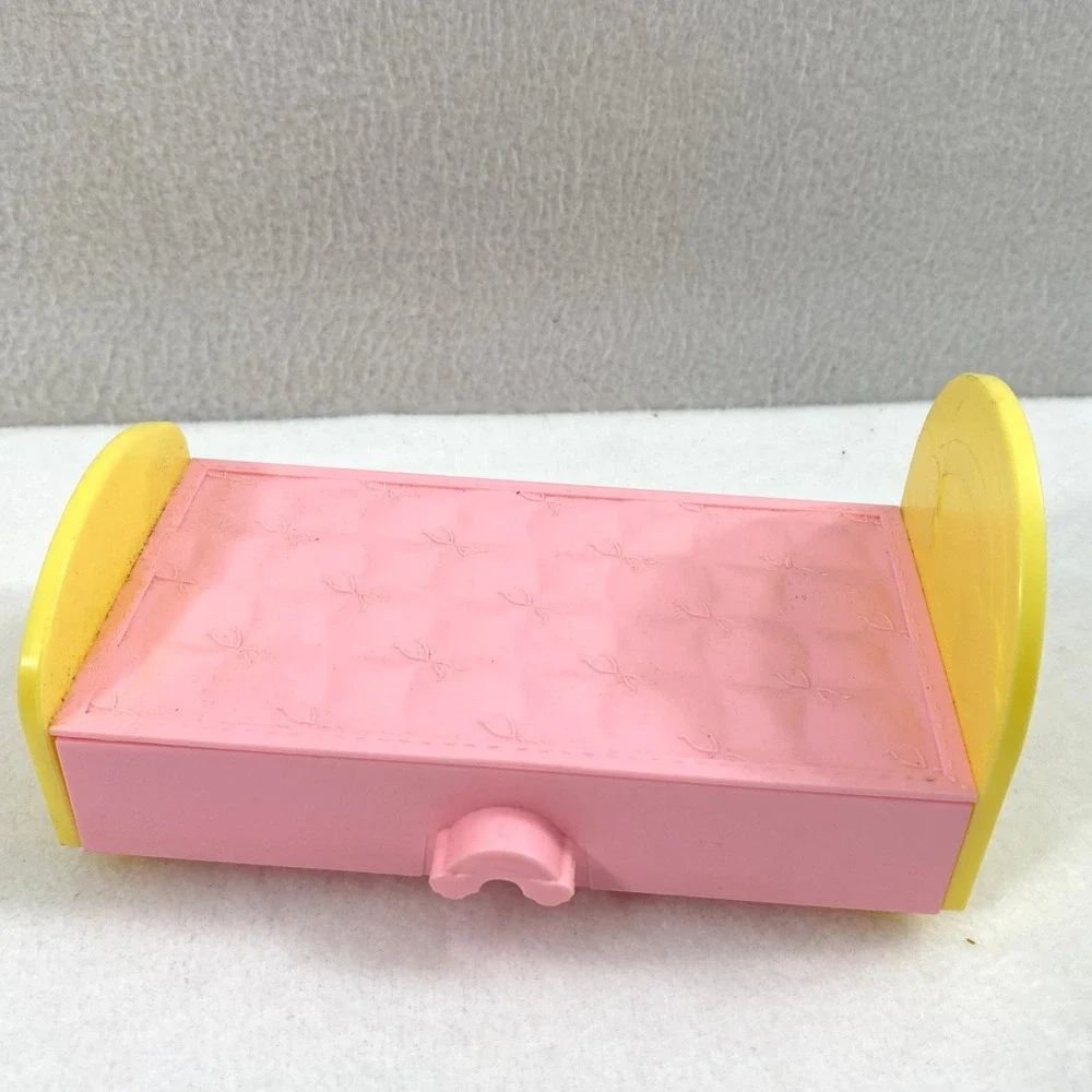 2000 Mattel Kelly Love‎ n Care Pink Bed and Barbie Green Chair